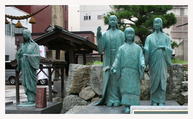 お市の方と三姉妹（茶々、初、江）の銅像が建てられています。