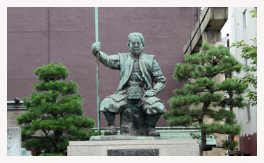 柴田勝家の銅像です。