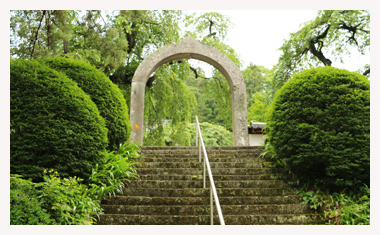 長谷寺の入口には石門が建っています。