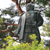 春日山城跡にたつ上杉謙信像です。