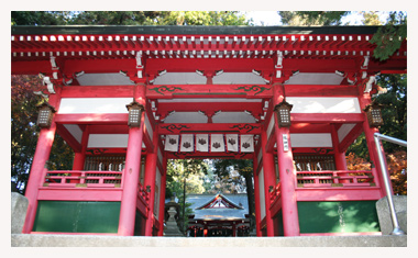 菅田天神社の随神門が立っています。