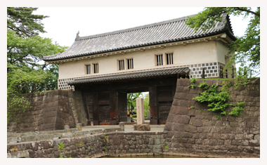 新発田城には本丸表門が現存しています。