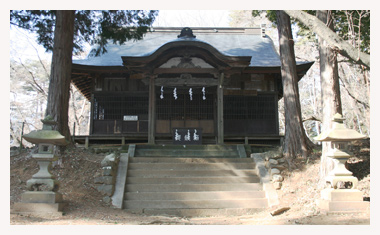 新府城跡には新府藤武神社があります。
