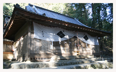武田八幡宮の拝殿が建てられています。