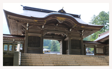 拝殿の手前に随神門が立っています。