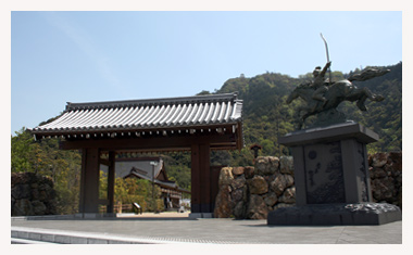 織田信長の馬上像です。