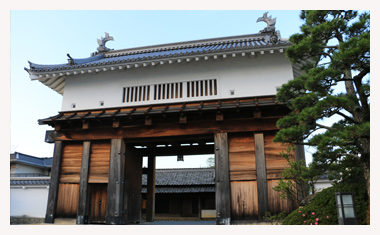 大手門が復元されています。