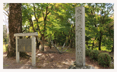 長篠城址の碑が建っています。