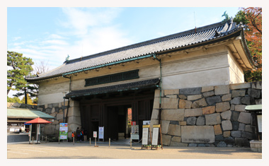 正面に名古屋城の正門が見えます。