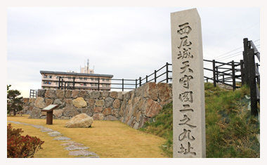 西尾城天守閣二の丸跡の碑が見えます。
