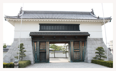 岡崎城の大手門です。