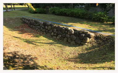 二の丸と三の丸をつなぐ土橋の石垣が復元されています。